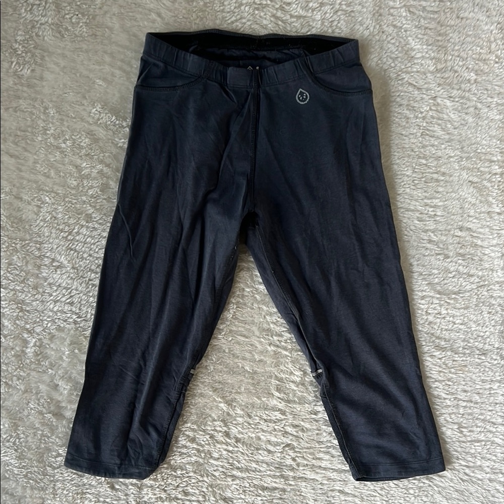 Black capri Athletic Pants